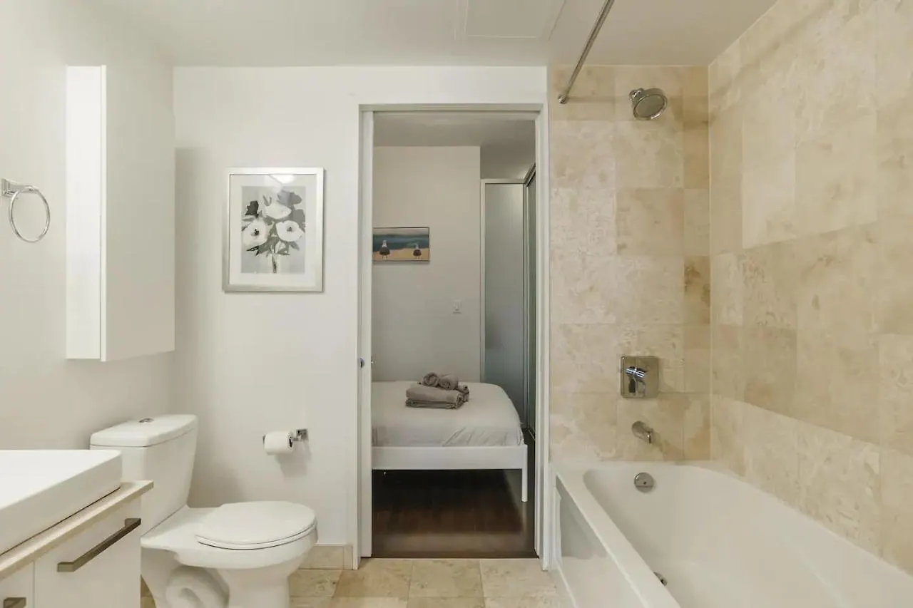 Luxury 2-Bedroom Condo Parking, View Of Cn Tower Toronto