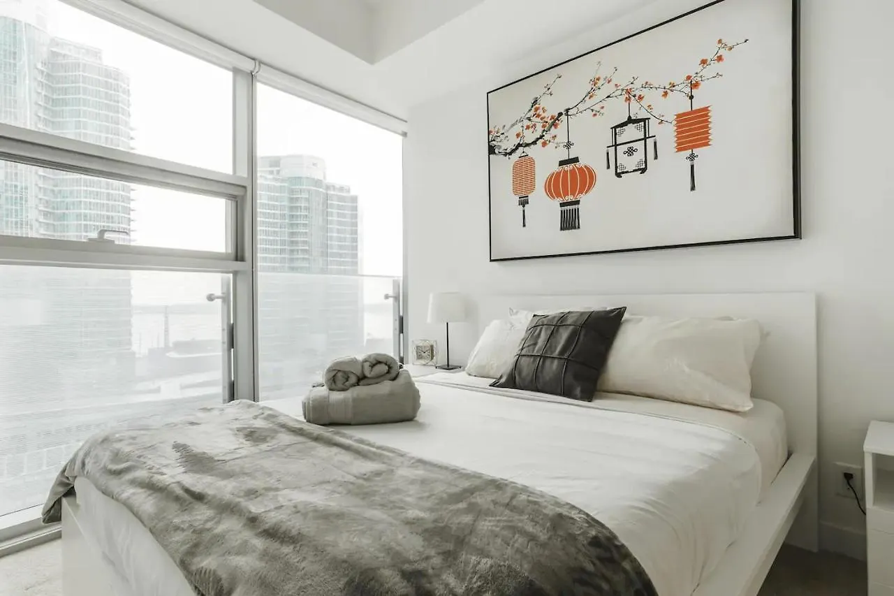 Luxury 2-Bedroom Condo Parking, View Of Cn Tower Toronto Canada