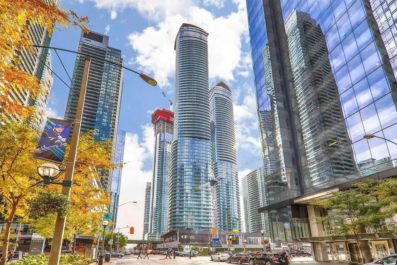 Luxury 2-Bedroom Condo Parking, View Of Cn Tower Toronto 0*,  Canada