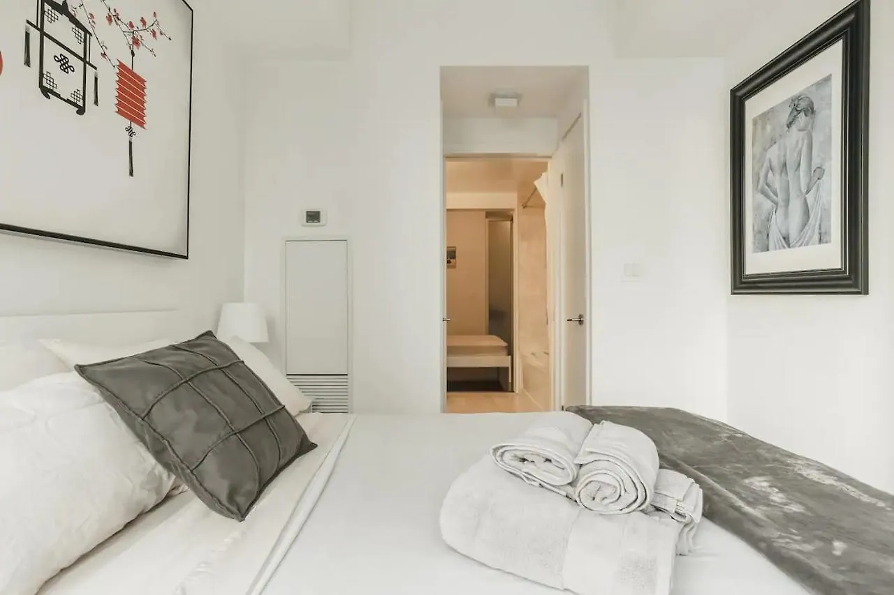 Luxury 2-Bedroom Condo Parking, View Of Cn Tower Toronto Apartment