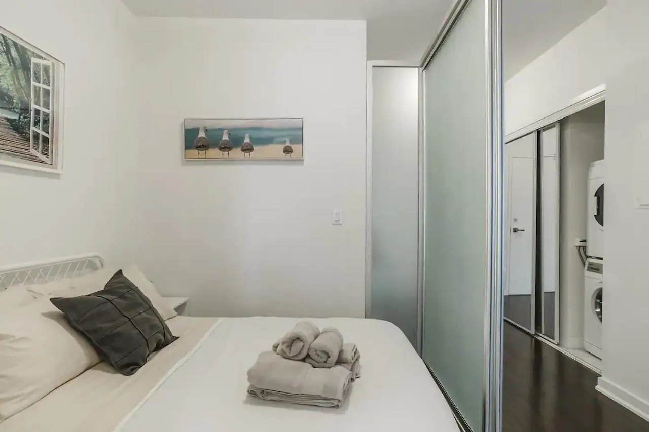 Luxury 2-Bedroom Condo Parking, View Of Cn Tower Toronto Apartment