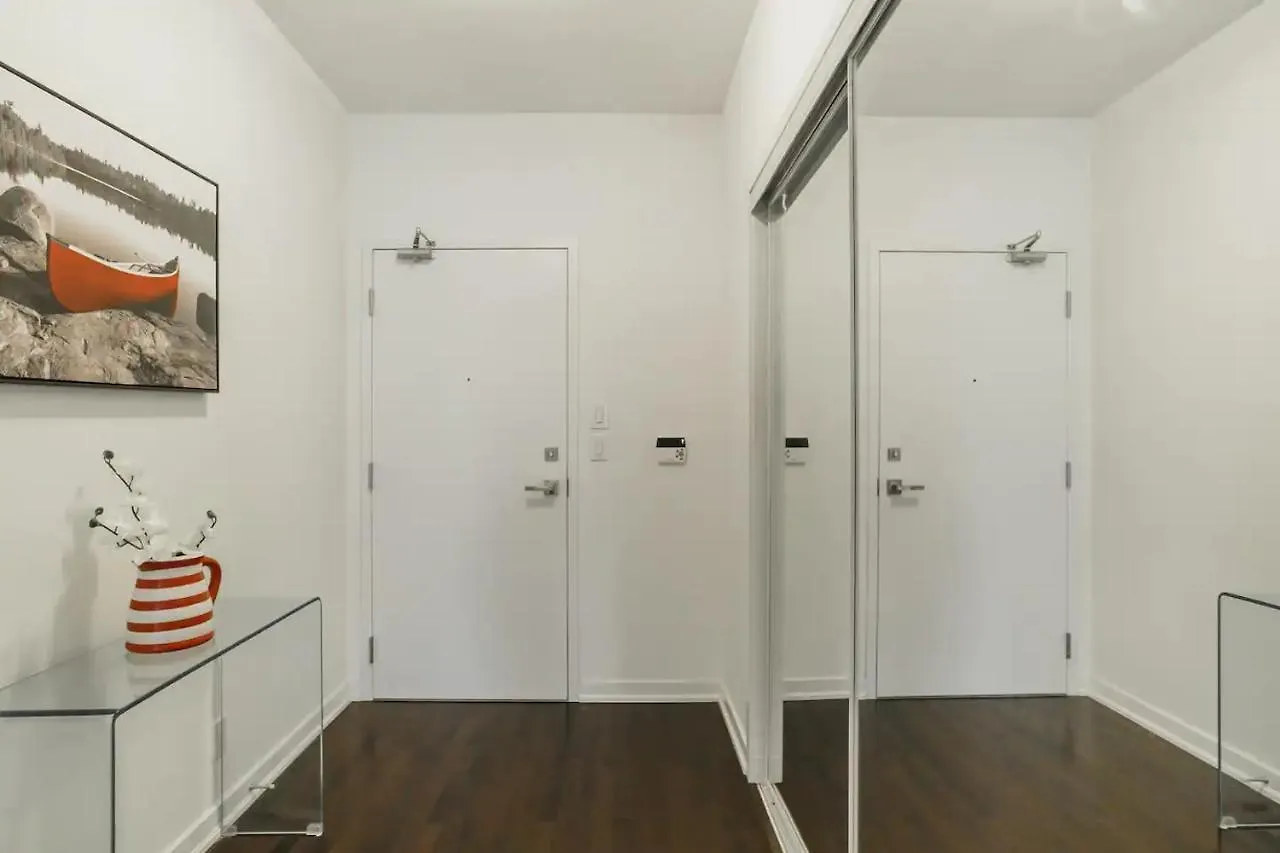 Luxury 2-Bedroom Condo Parking, View Of Cn Tower Toronto 0*,  Canada