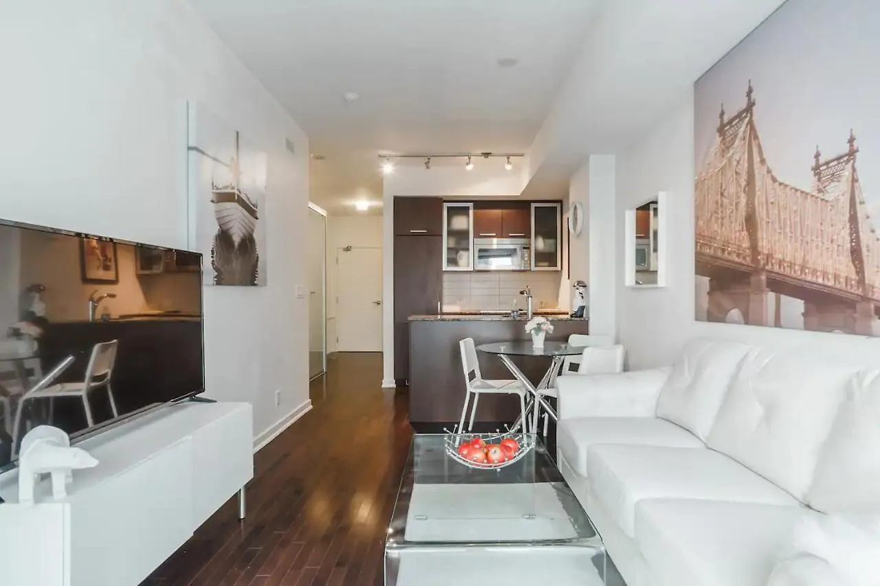 Luxury 2-Bedroom Condo Parking, View Of Cn Tower Toronto Apartment